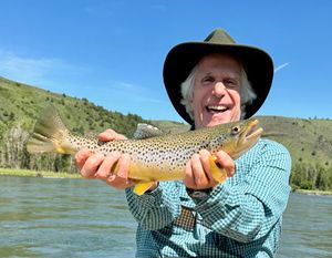 Henry Winkler met een vis