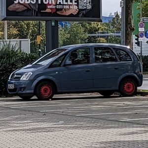 Auto met rode velgen